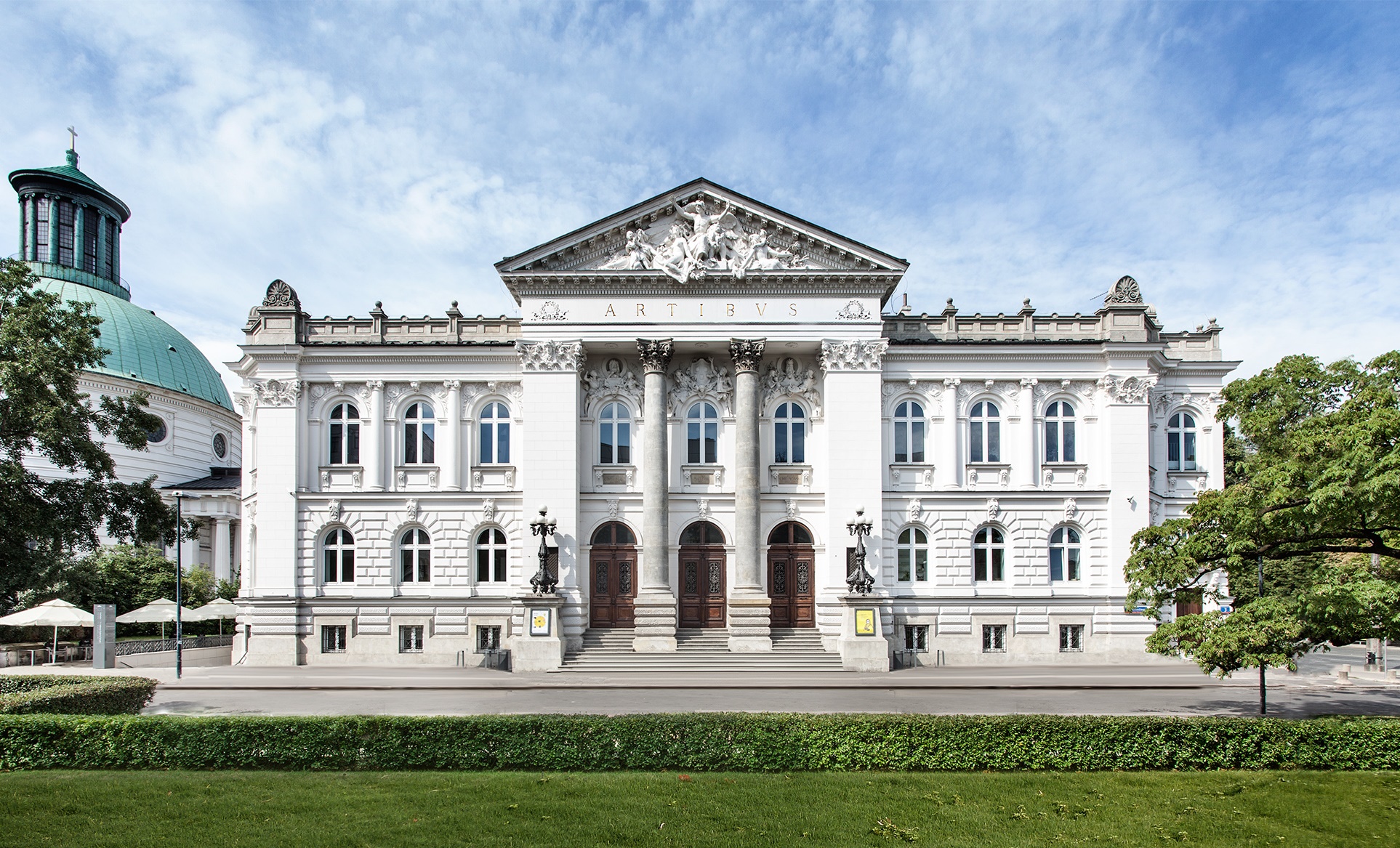 Zdjęcie budynku Zachęty - Narodowej Galerii Sztuki od frontu. Audiodeskrypcja budynku dostępna na stronie Zachęty.