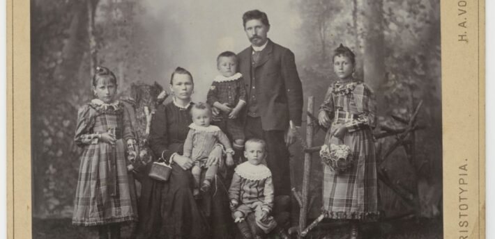 Fotografia Józefy i Karola Piątkowskich z dziećmi